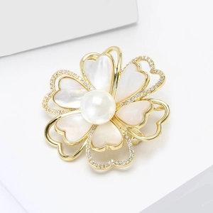 Broche fleur de camélia exquise avec perle et nacre pour costumes et robes élégantes