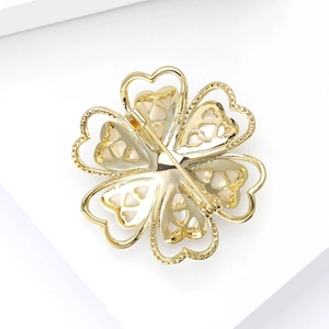 Élégante broche camélia dorée pour femme avec pétales en forme de cœur ajourés