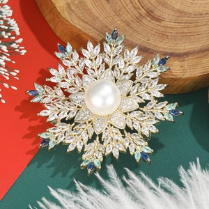 Elegant Snowflake Brooch For Women Shiny Zirconia Inlaid Shell Artificial Pearl Copper Coat Pin Luxury Christmas Jewelry Gift