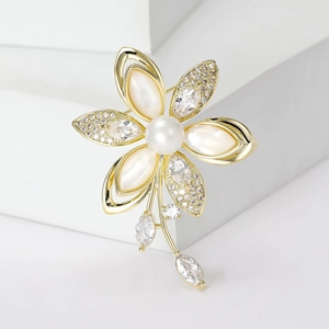 Élégante Broche Fleur de Camélia en Cuivre Doré Avec Fausse Künstliche Perle Zircon Strass Incrustation de Nacre Floral Épingle Pour Femmes