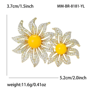 Broche élégante fleurs de tournesol en résine jaune et pétales sertis de zircons