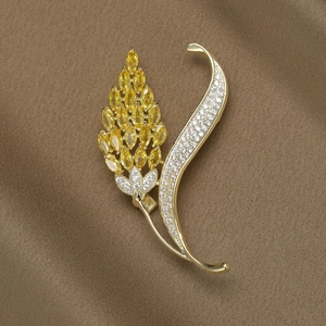 Élégante broche d'épi de blé dorée avec zircons jaunes sur tissu en soie