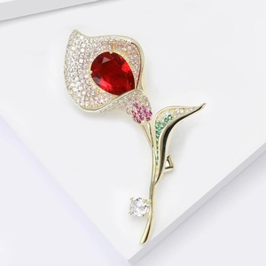 Broche fleur tulipe élégante avec zircon rouge et tige dorée sur un socle blanc