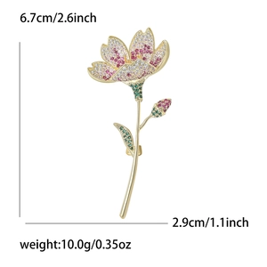 Eleganter Blumenbrosche in Gold mit rosa und weißen Zirkonia-Kristallen und Maßen
