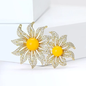 Broche double fleur en ambre jaune élégante avec pétales en zircon et finition dorée