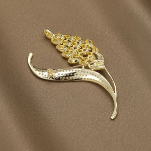 Broche élégante en forme d'épi de blé plaquée or avec zircons pour robes et costumes