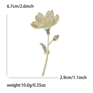 Eleganter Gold-Blumen-Brosche mit weißen Zirkonia-Blättern und grünen Kristallakzenten