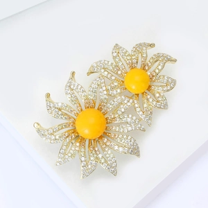Ensemble de broches fleurs dorées avec centre en ambre jaune et cristaux scintillants