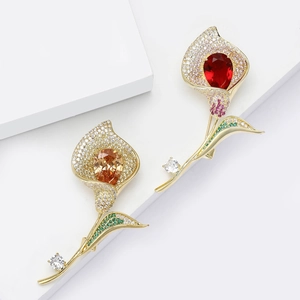 Broche tulipe élégante en or avec zircons micro-pavés et gemme rouge sur fond blanc