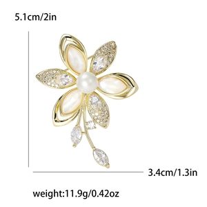 Élégante broche fleur de camélia blanche avec perle et pétales de coquillage bijoux