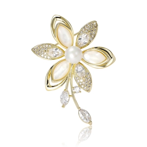 Broche camélia élégante avec nacre blanche, pétales en zircon et une perle centrale