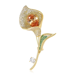 Broche fleur dorée élégante avec pierre orange en goutte et micro-sertie de zircons cubiques