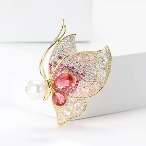 Spilla a farfalla elegante con testa di perla e pietre rosa su cubi bianchi puri