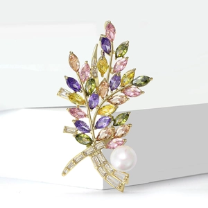 Elegante goldene Blumenstrauß-Brosche mit bunten Zirkonia-Steinen und einer weißen Perle