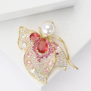 Elegante spilla a farfalla dorata con pietre rosse, perle e zirconi sfumati