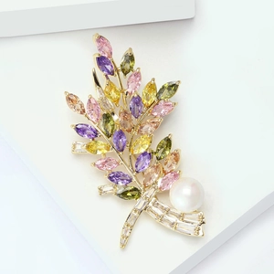 Eleganter Blumen-Brosche mit bunten Zirkonen und großer weißer Perle auf Vergoldung