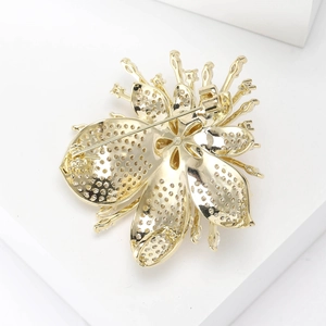 Broche orchidée en or de luxe avec abeille en zircon pavé et détails floraux élégants