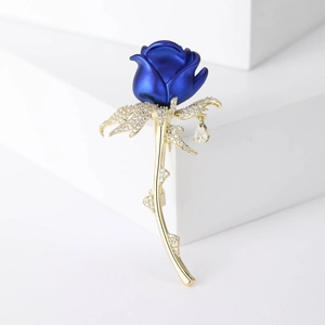 Blauwe emaille rozenbroche met gouden steel en fonkelende zirkoon pavé bladeren