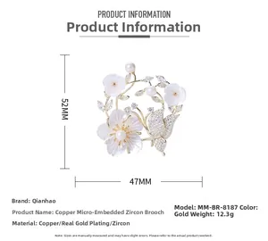 Détail de broche fleur et papillon avec zircons incrustés et dimensions 52mm sur 47mm