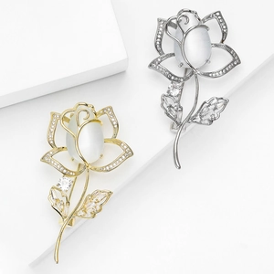 Broche rose élégante avec pierre œil de chat et zircons en finitions or et argent
