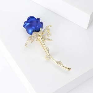 Detail van de blauwe emaille roos broche met goudlaag en zirkonia inlegwerk