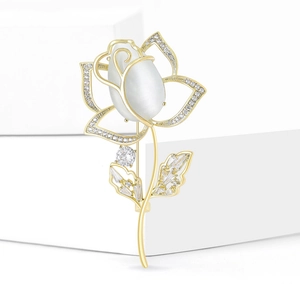 Broche rose élégante avec bouton en opale blanche et cristaux sur base dorée