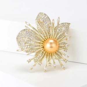 Broche fleur orchidée de luxe avec perle dorée et oxydes de zirconium sur présentoir