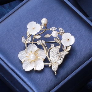 Broche fleur et papillon dorée avec pétales en nacre, perles et zircons brillants