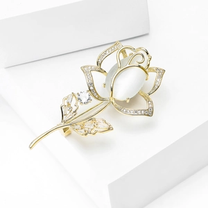 Détails de la broche rose dorée avec pierre d'opale et accents de zircons étincelants