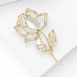 Vue détaillée d'une broche rose dorée avec pierre d'opale et pétales en pavé de zircons