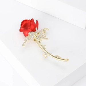 Detail van rode emaille roos broche met zirkonia micro-pave op witte achtergrond