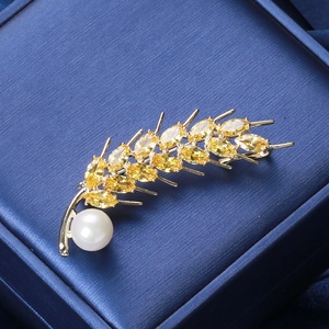 Elegante goldene Weizenähren-Brosche mit gelbem Zirkon und Perle auf blauem Grund