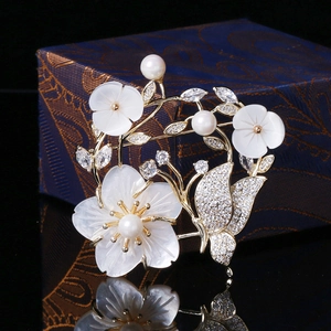 Broche fleur et papillon élégante avec pétales en nacre naturelle et zircon