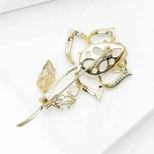 Broche rose dorée élégante avec opale et strass montrant le fermoir de sécurité au dos