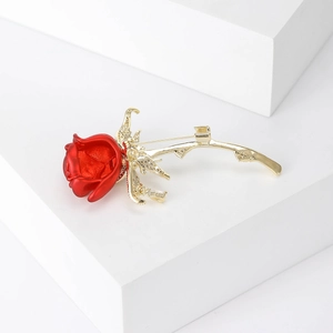 Elegante rode emaille rozenbroche met gouden steel en sprankelende zirkonia-stenen