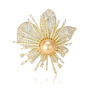 Broche orchidée élégante plaquée or avec perle dorée et cristaux de zircone pavés