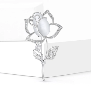 Broche rose argentée élégante avec pierre œil de chat opale et incrustations
