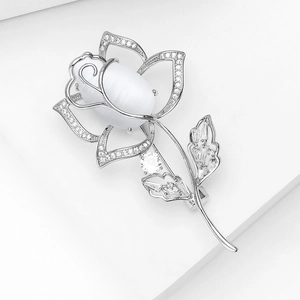 Détail de la broche rose avec centre en opale et cristaux pavés sur les pétales
