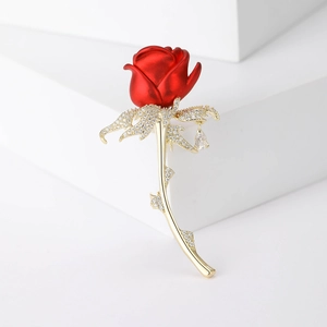 Elegante rode emaille rozenbroche met gouden steel en sprankelende zirkonia kristallen