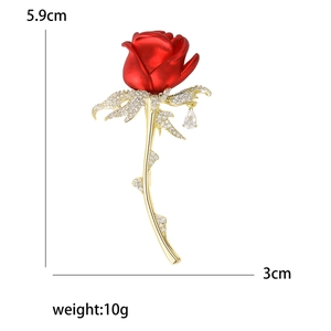 Rode matte emaille rozenbroche met gouden steel en zirkonia bladeren voor dames