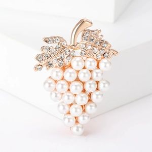 Elegante spilla a grappolo d'oro rosa con perle bianche e dettagli di foglie in cristallo