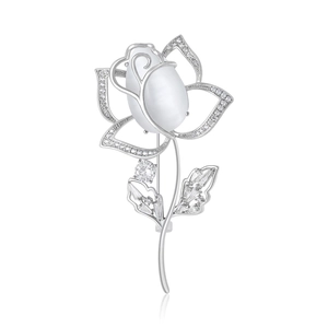 Broche rose élégante avec pierre œil de chat blanche et détails en zircone argentée