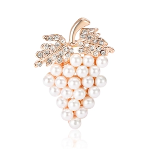 Elegante spilla a grappolo d'uva in oro rosa con perle bianche e strass per cappotti