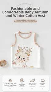 Détail du gilet bébé montrant le coton peigné et le tissu sans agent fluorescent