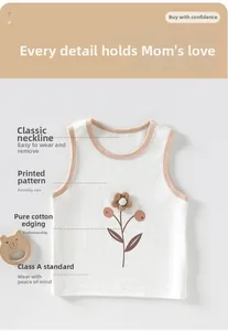 Détail du gilet en coton pour bébé montrant la texture douce et le tissu de classe A