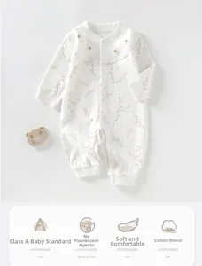 Détail d'un body bébé fleuri en coton avec col en dentelle de qualité classe A