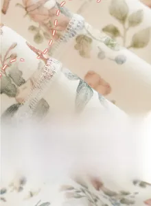 Détail macro du tissu pour barboteuse bébé avec motif floral et normes de sécurité classe A
