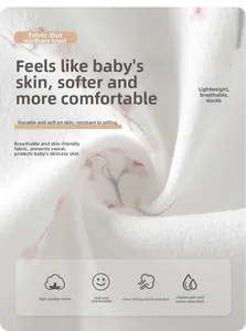 Gros plan sur un tissu en coton doux et respirant à fleurs roses pour vêtements bébé