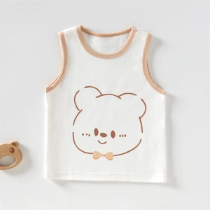 Gilet blanc mignon pour bébé avec imprimé ours brun et nœud sur fond blanc pur