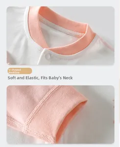 Détail d'un body bébé en coton avec encolure en U et fermeture par bouton pression doux